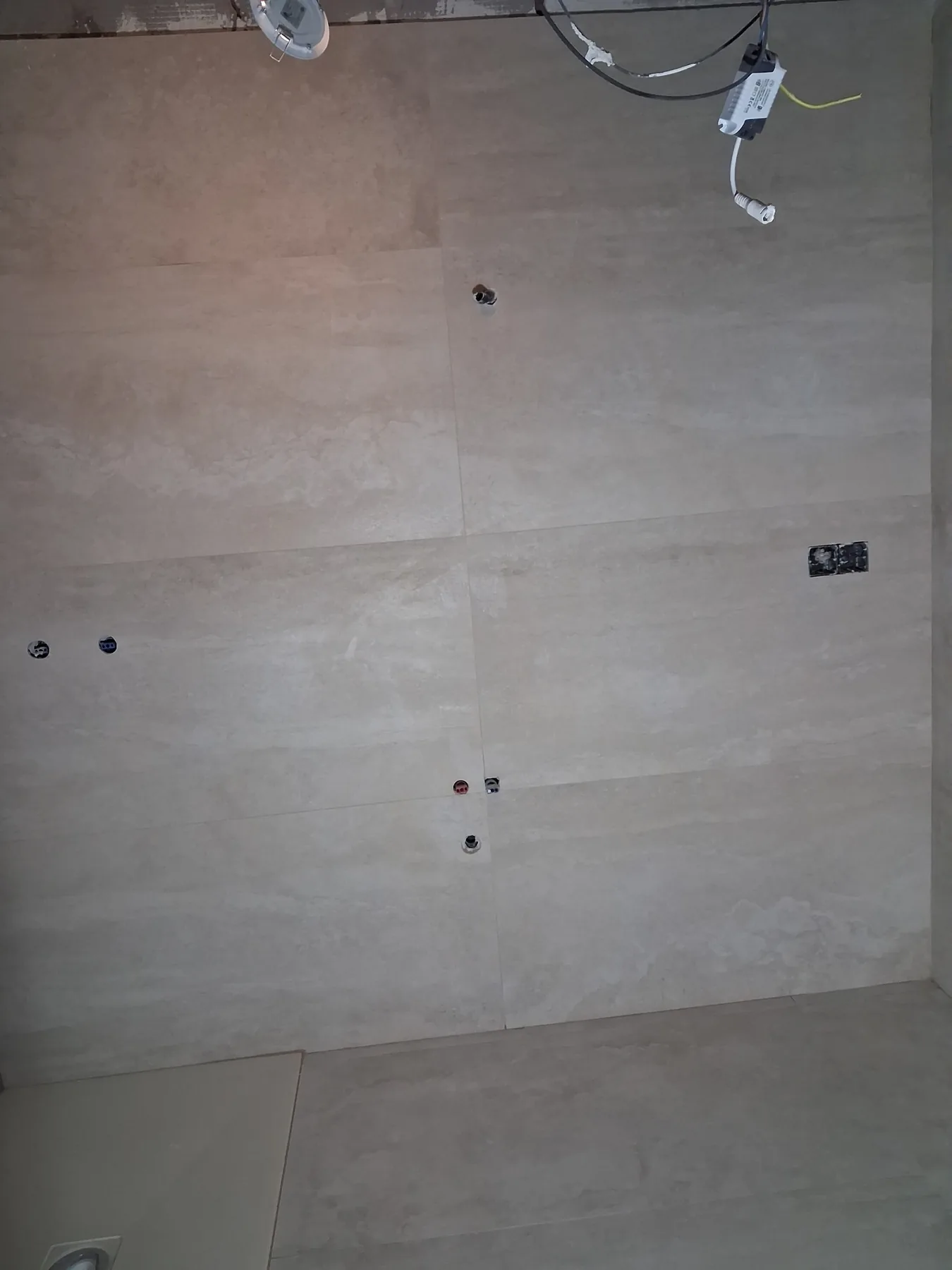 Baño con alicatado gris reformado en Elda