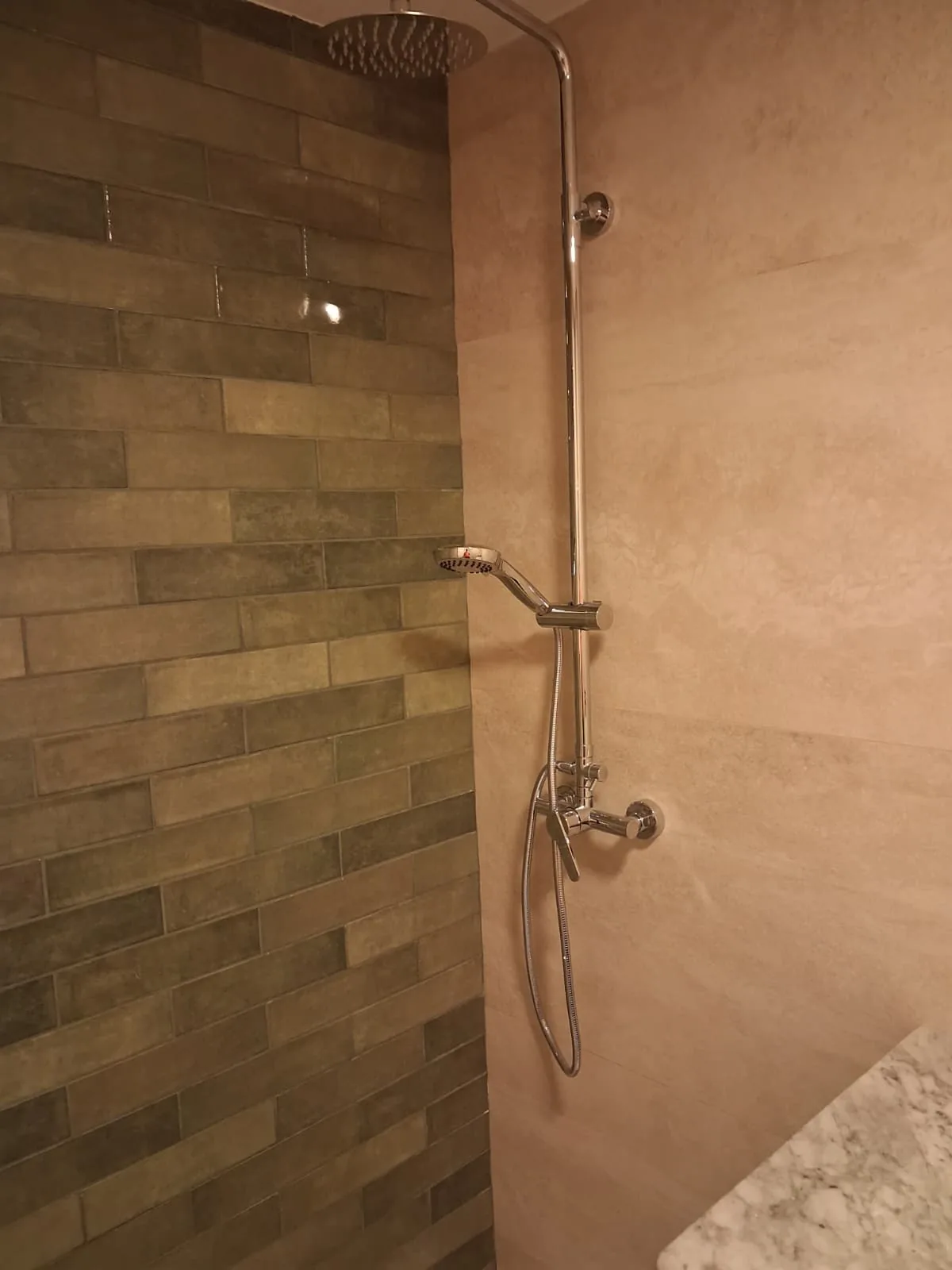 Columna de ducha en baño reformado Elda