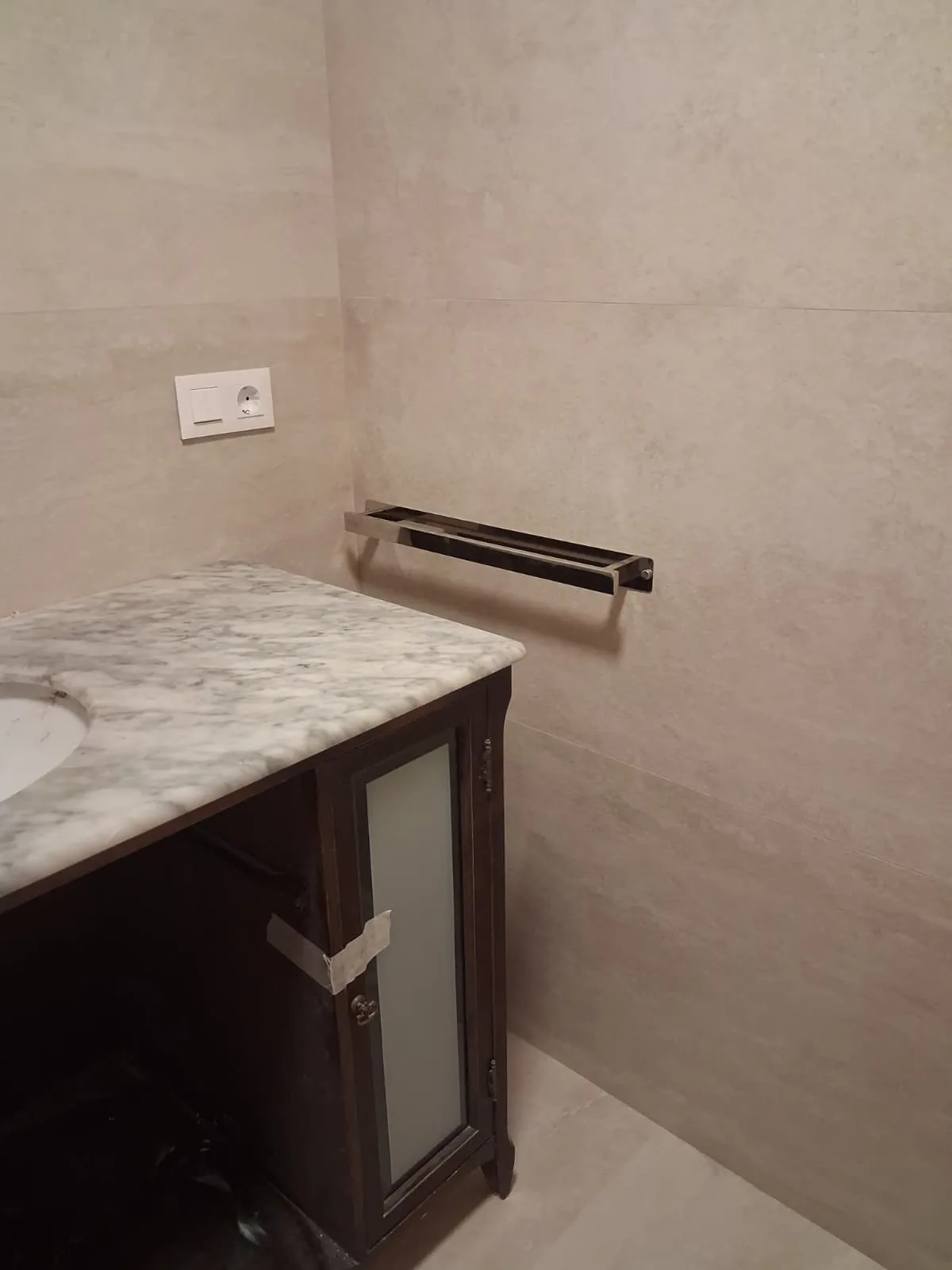 Mueble de lavabo moderno en reforma de baño Elda