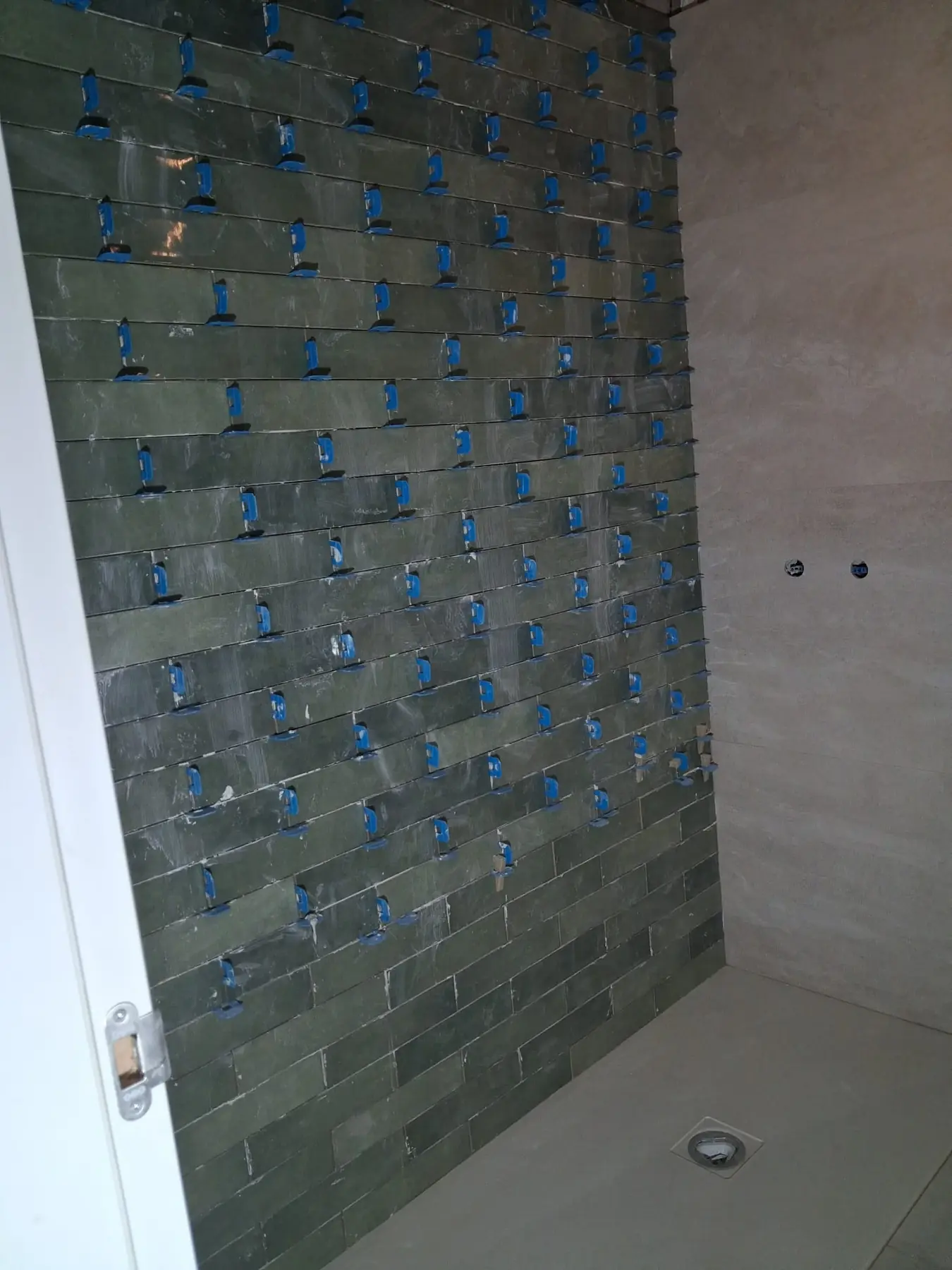 Reforma baño pared verde Elda